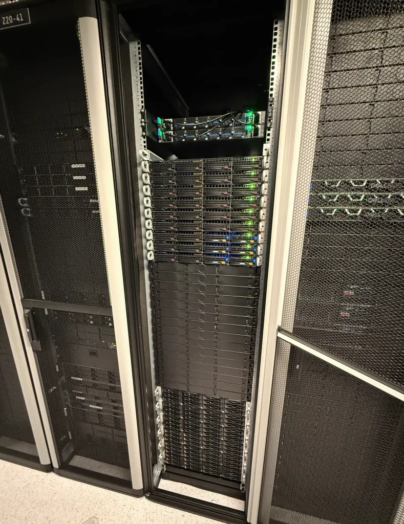 Serverrack i datahallen där HDL Commerce driftas